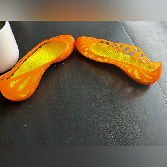 Crocs Women’s Adrina III Flat Shoes Size 9 Orange Yellow Soles Comfortable - Picture 7 of 7